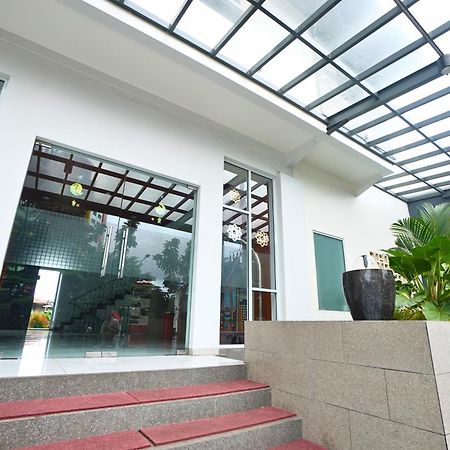 Front One Hotel Pasir Koja Bandung Exterior foto