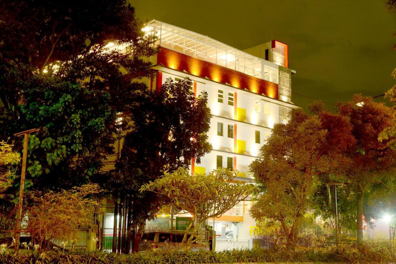 Front One Hotel Pasir Koja Bandung Exterior foto