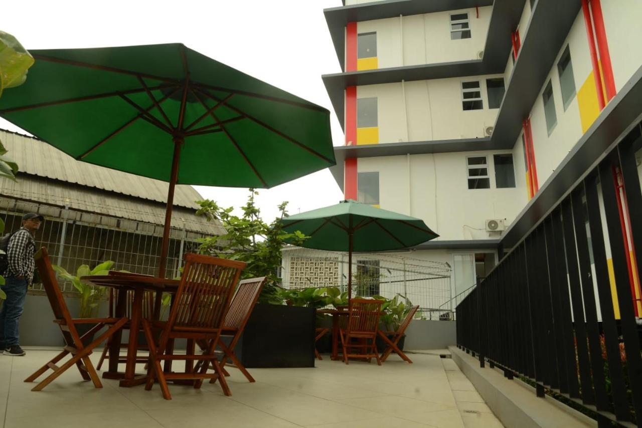 Front One Hotel Pasir Koja Bandung Exterior foto