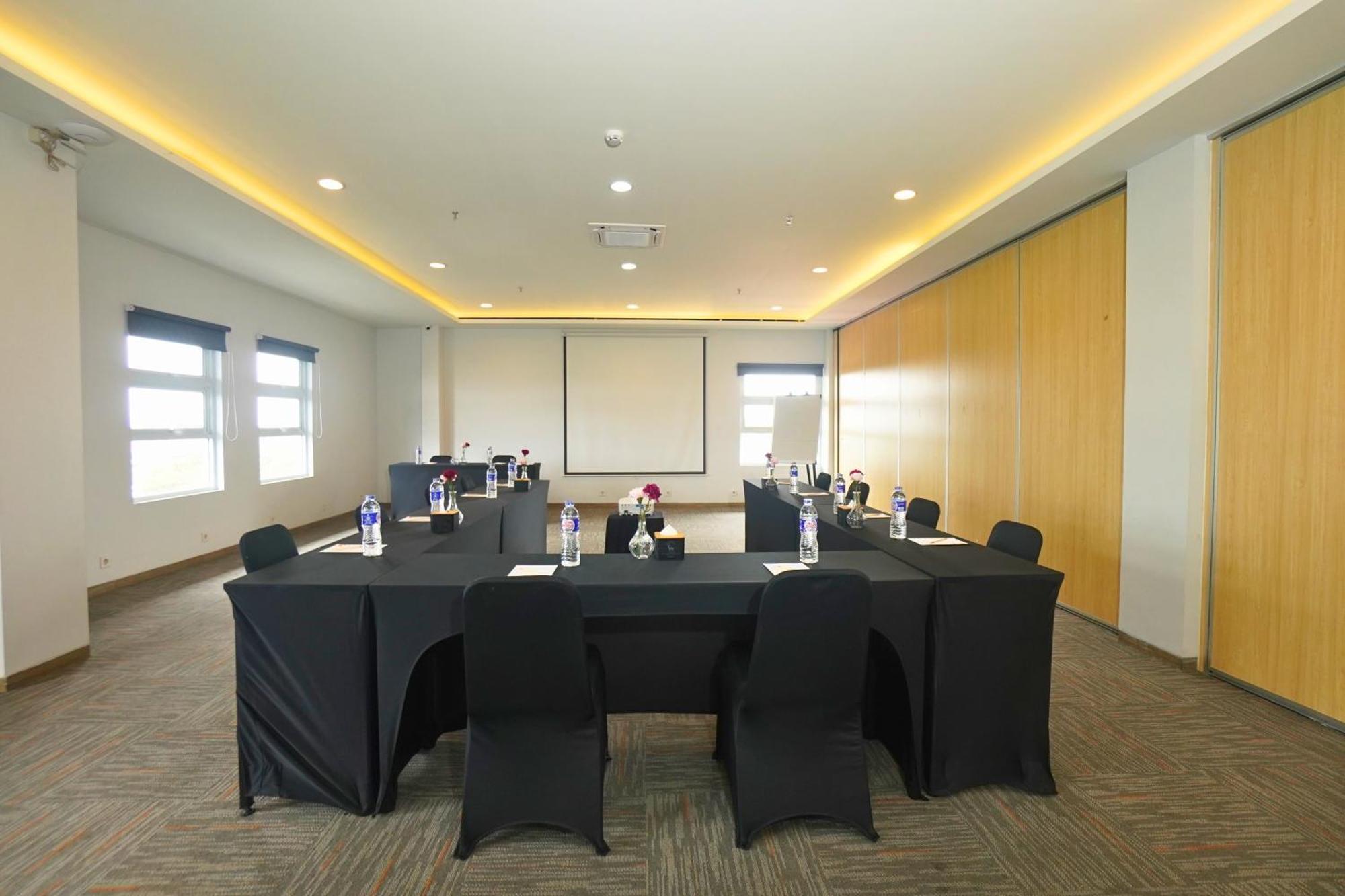 Front One Hotel Pasir Koja Bandung Exterior foto