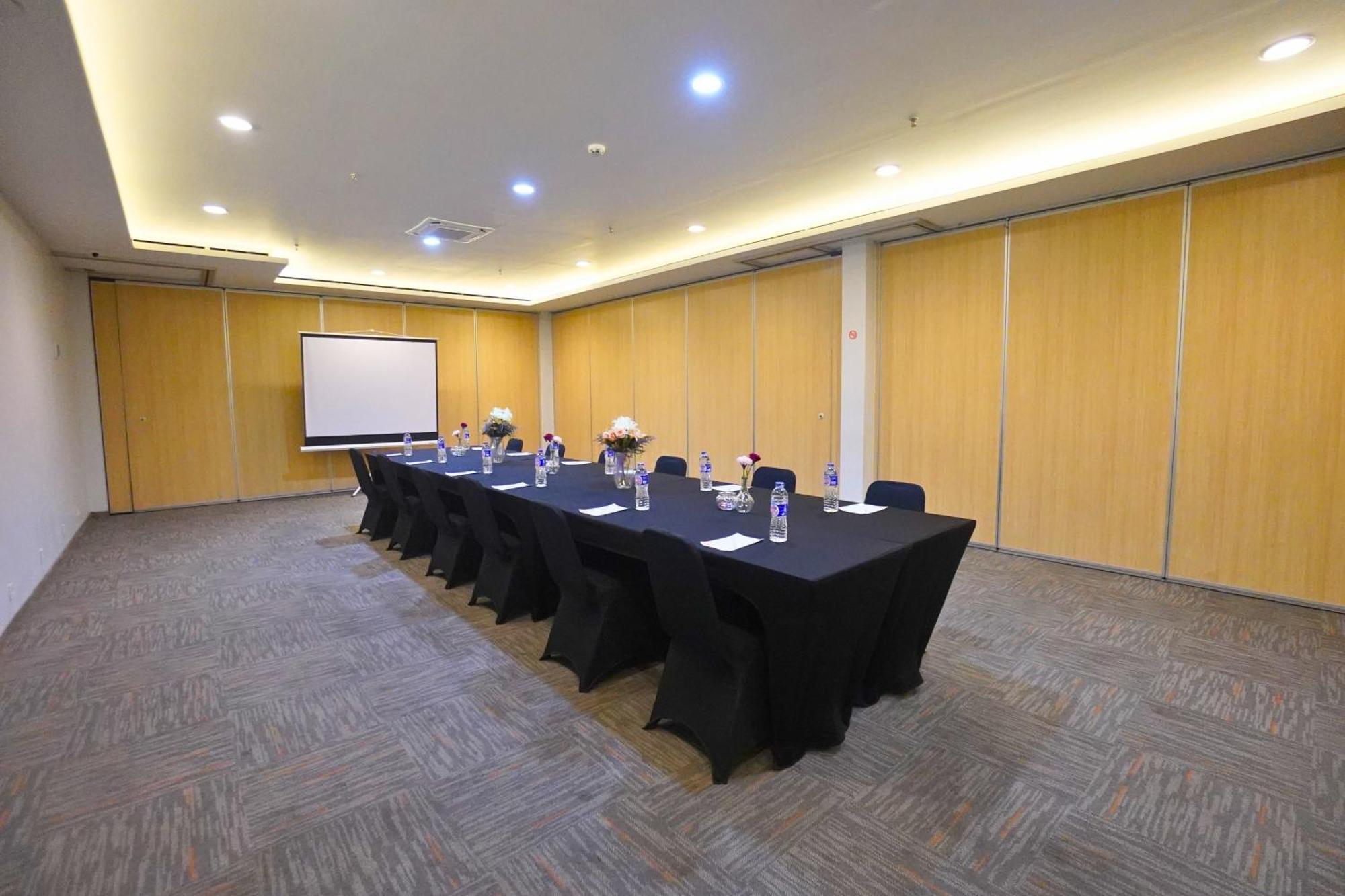 Front One Hotel Pasir Koja Bandung Exterior foto