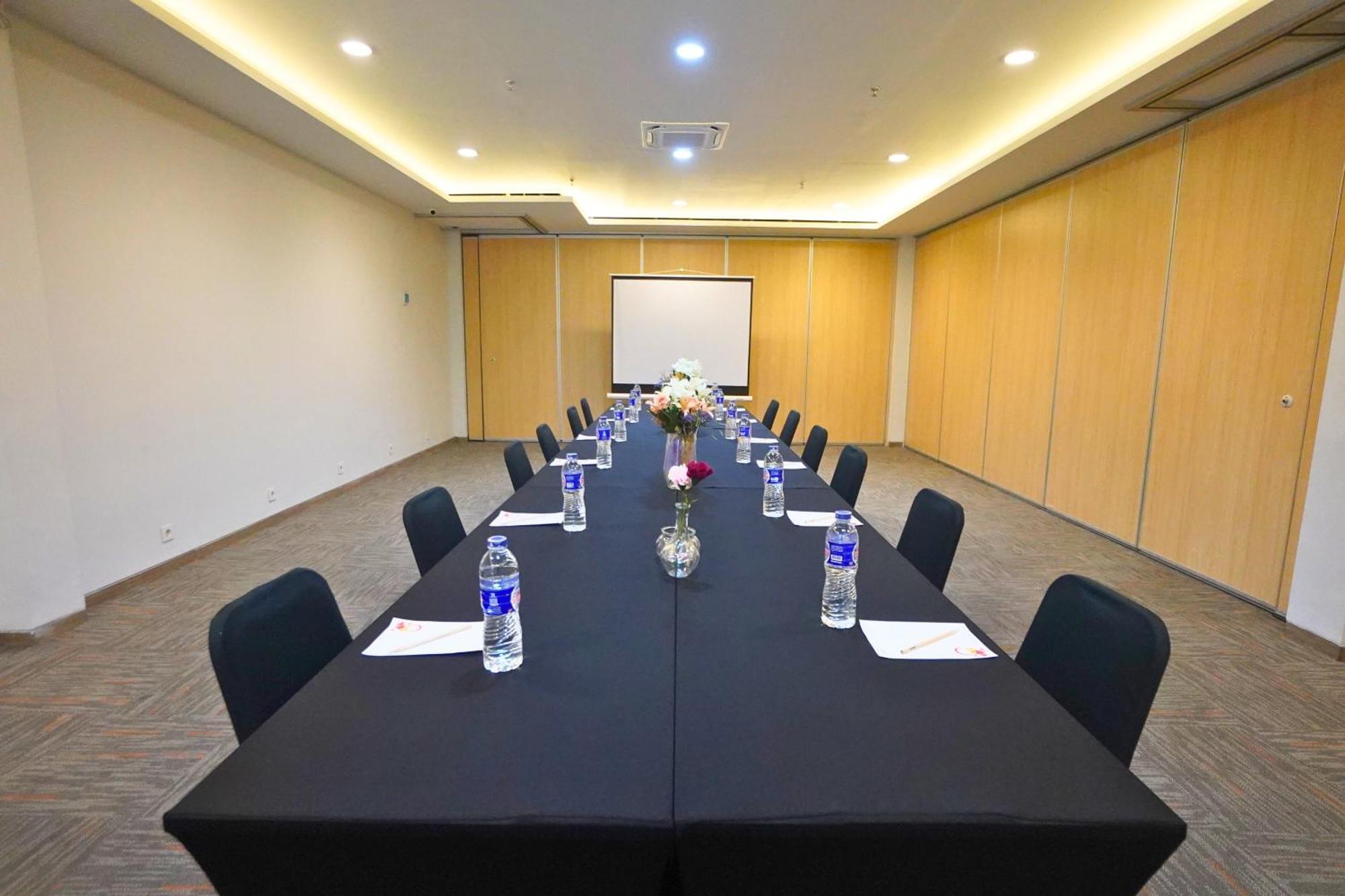 Front One Hotel Pasir Koja Bandung Exterior foto